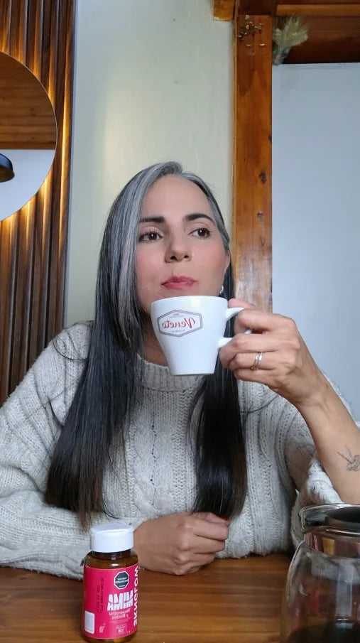 Catalina con su frasco de Sknglow