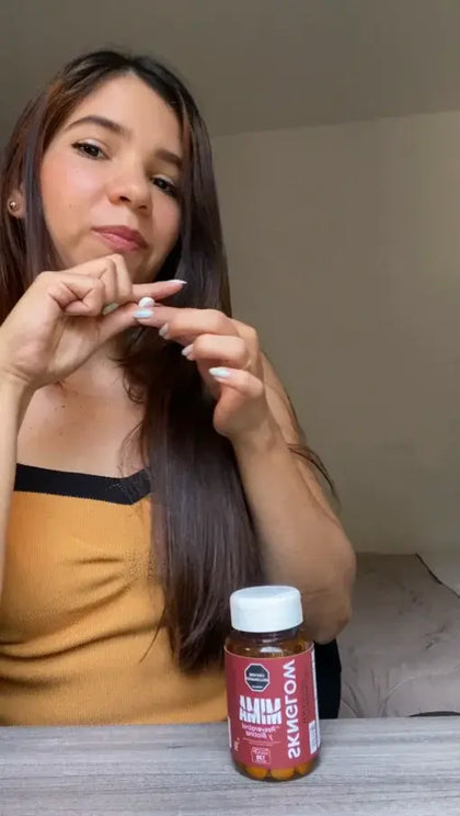 Mujer tomando uno de los dulces duros de Sknglow en casa