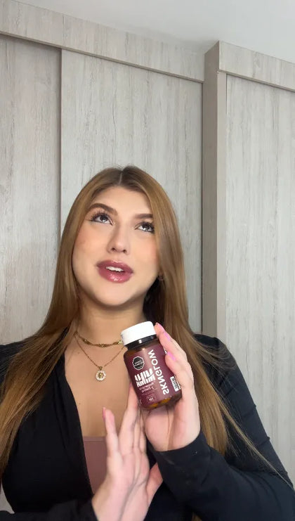Mujer sujetando su frasco de Sknglow