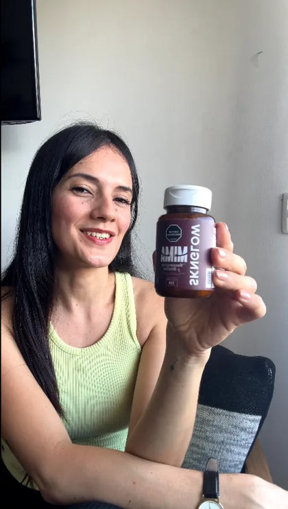 Mujer mostrando su frasco de Sknglow