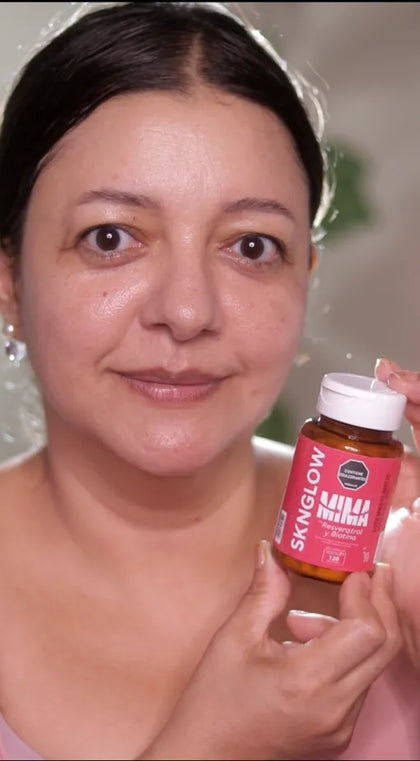Mujer con su frasco de Sknglow