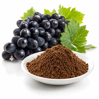 Resveratrol en polvo junto a un racimo de uvas negras